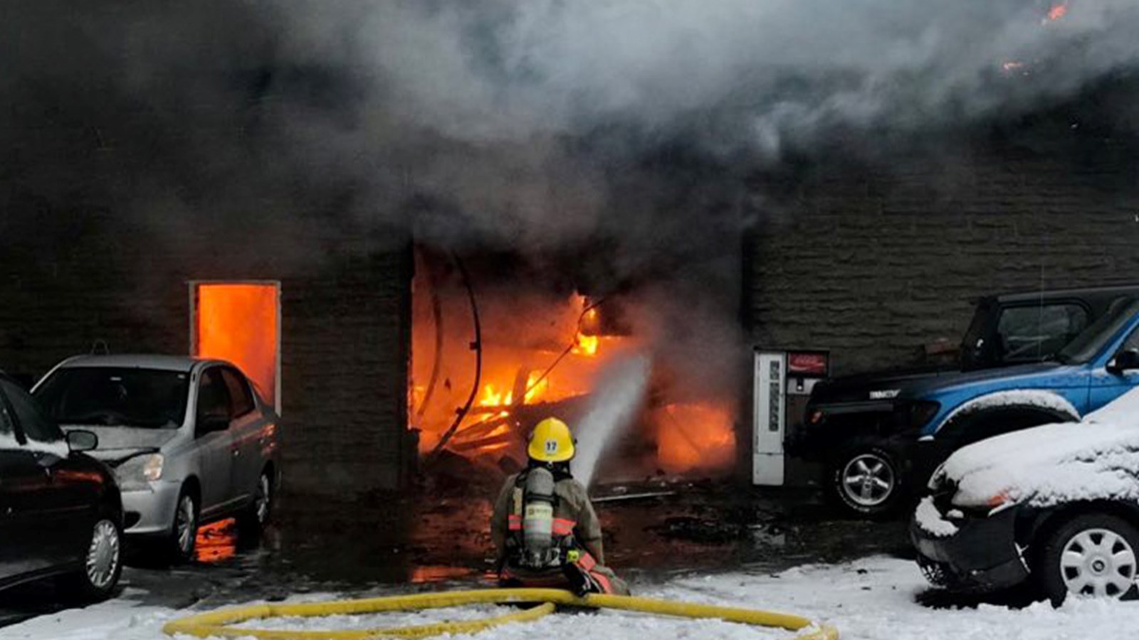 Un garage de mécanique générale est la proie des flammes à Beauharnois
