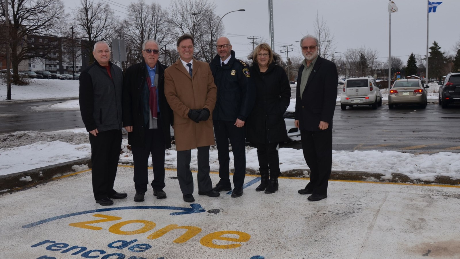 M. Sylvain Payant, maire de la Municipalité de Saint-Isidore, M. Walter Letham, maire de la Ville de Léry, M. Pierre-Paul Routhier, maire de la Ville de Châteauguay, M. Stéphane Fleury, directeur du Service de police de Châteauguay, Mme Lise Michaud, mairesse de la Ville de Mercier et M. Bruno Tremblay, maire de la Ville de Beauharnois ont pris part au dévoilement de la zone de rencontre neutre.