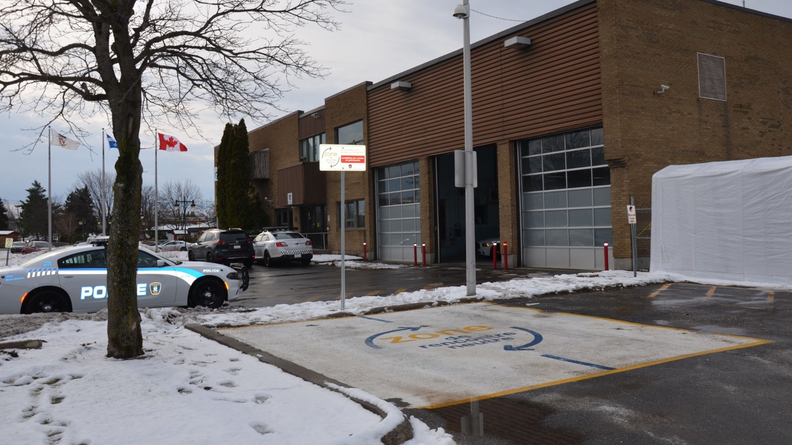 Plus tôt cette semaine, le Service de police de la Ville de Châteauguay (SPVC) qui dessert cette municipalité a inauguré au 55 boulevard Maple, à Châteauguay, une zone de rencontre neutre devant le poste de police.