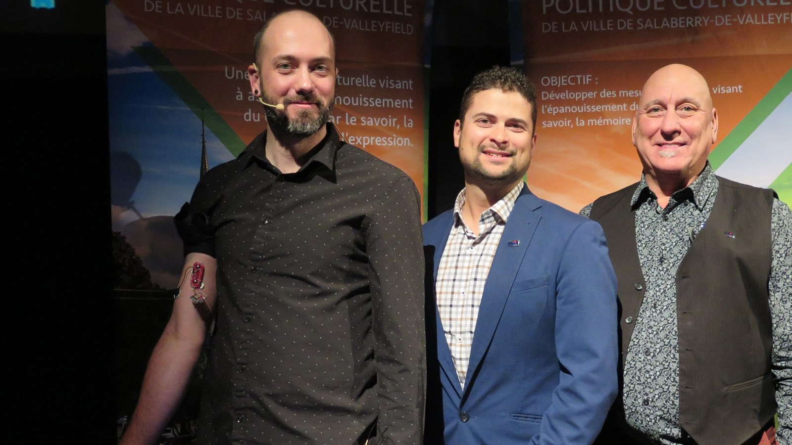 Jean-François Boisvenue, formateur, prend la pose avec le maire Miguel Lemieux et le coordonnateur à la vie culturelle à la Ville de Salaberry-de-Valleyfield, Pierre Crépeau.