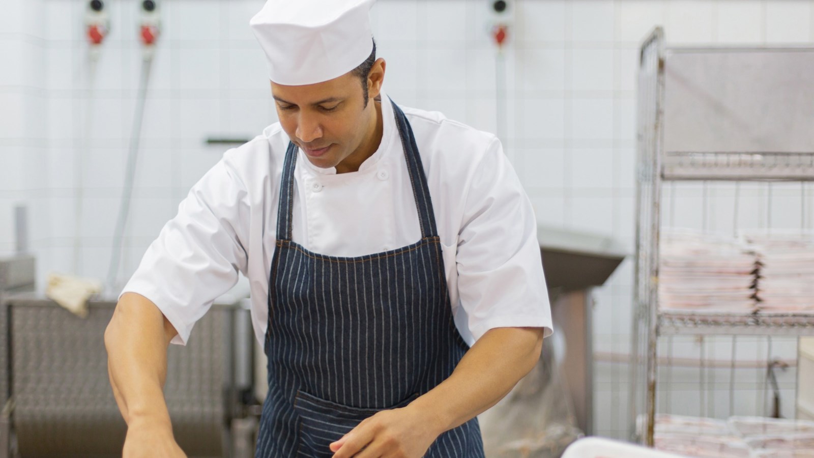 Les élèves du programme Boucherie de détail apprennent à désosser, couper, hacher et mariner différents types de viande. Une partie de cette production sera, à compter de janvier 2020, remise aux étudiants faisant partie des groupes Participation sociale et Intégration socioprofessionnelle du Centre Nouvel-Envol de Salaberry-de-Valleyfield.