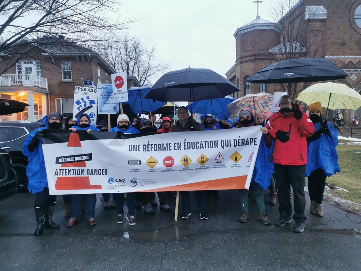 Les enseignants manifestent devant les bureaux de Marilyne Picard