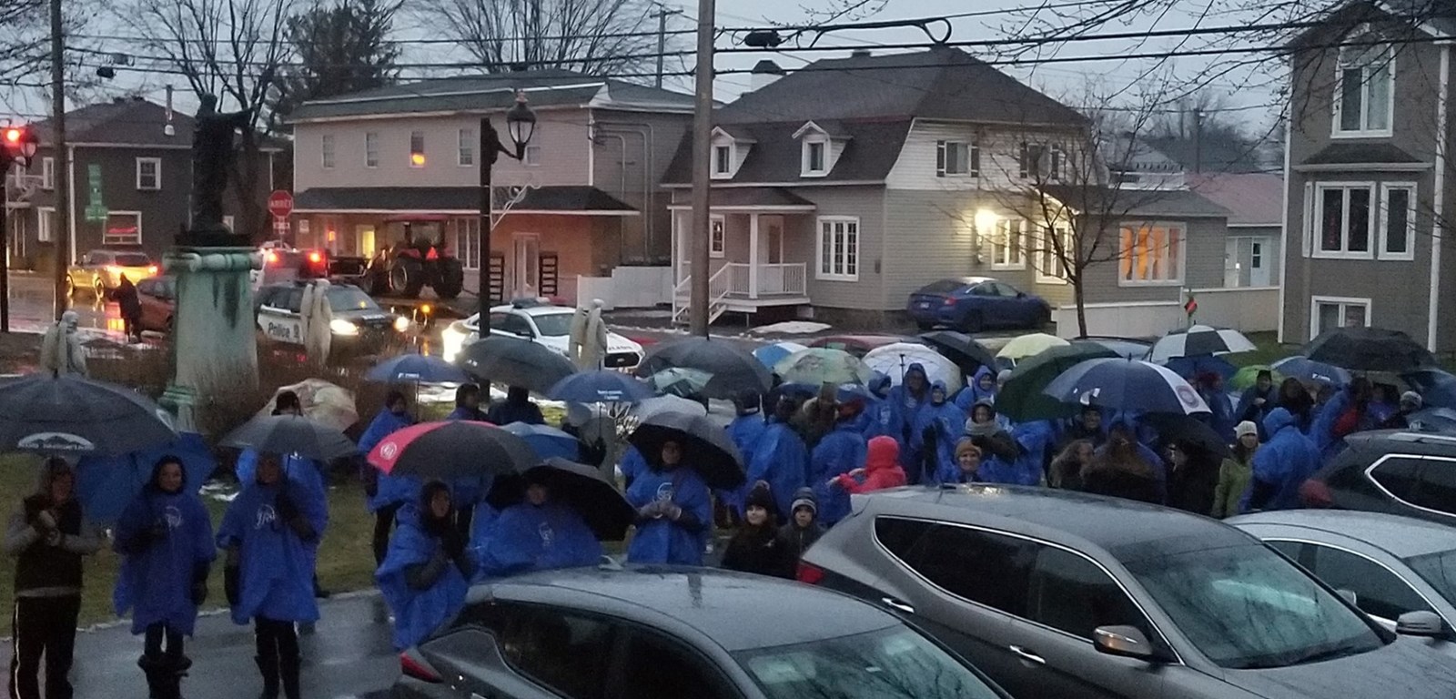 Les enseignants manifestent devant les bureaux de Marilyne Picard