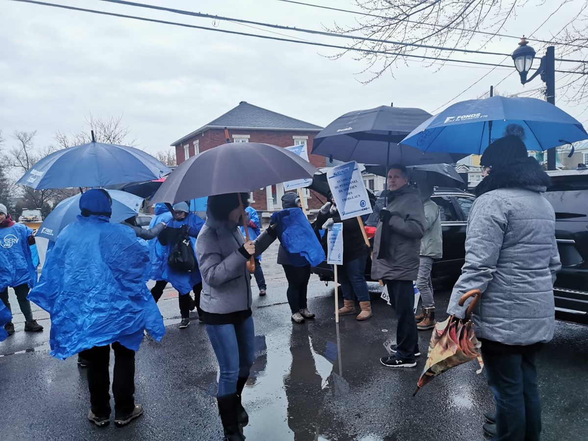 Les enseignants manifestent devant les bureaux de Marilyne Picard
