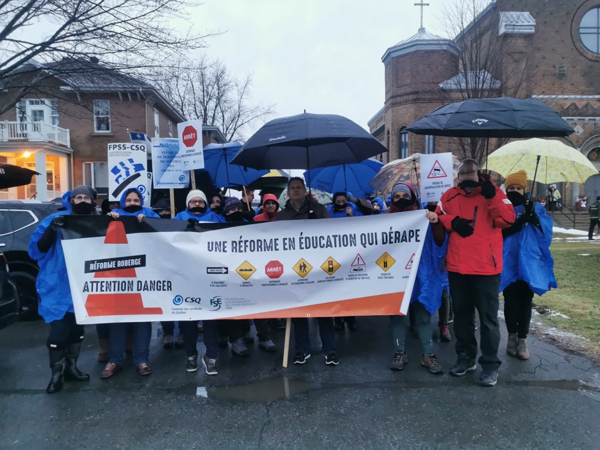 Les enseignants manifestent devant les bureaux de Marilyne Picard