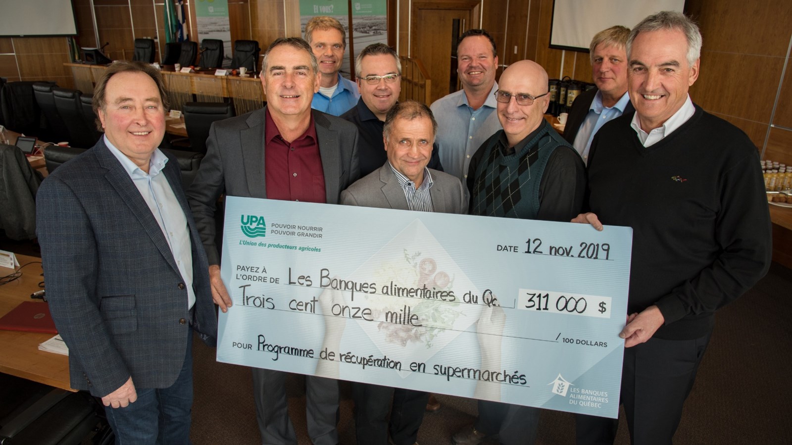 L'UPA et plusieurs de ses partenaires ont mis la main à la pâte afin de remettre 311 000$ au Réseau des Banques alimentaires du Québec qui se décline en 19 branches à travers la province.