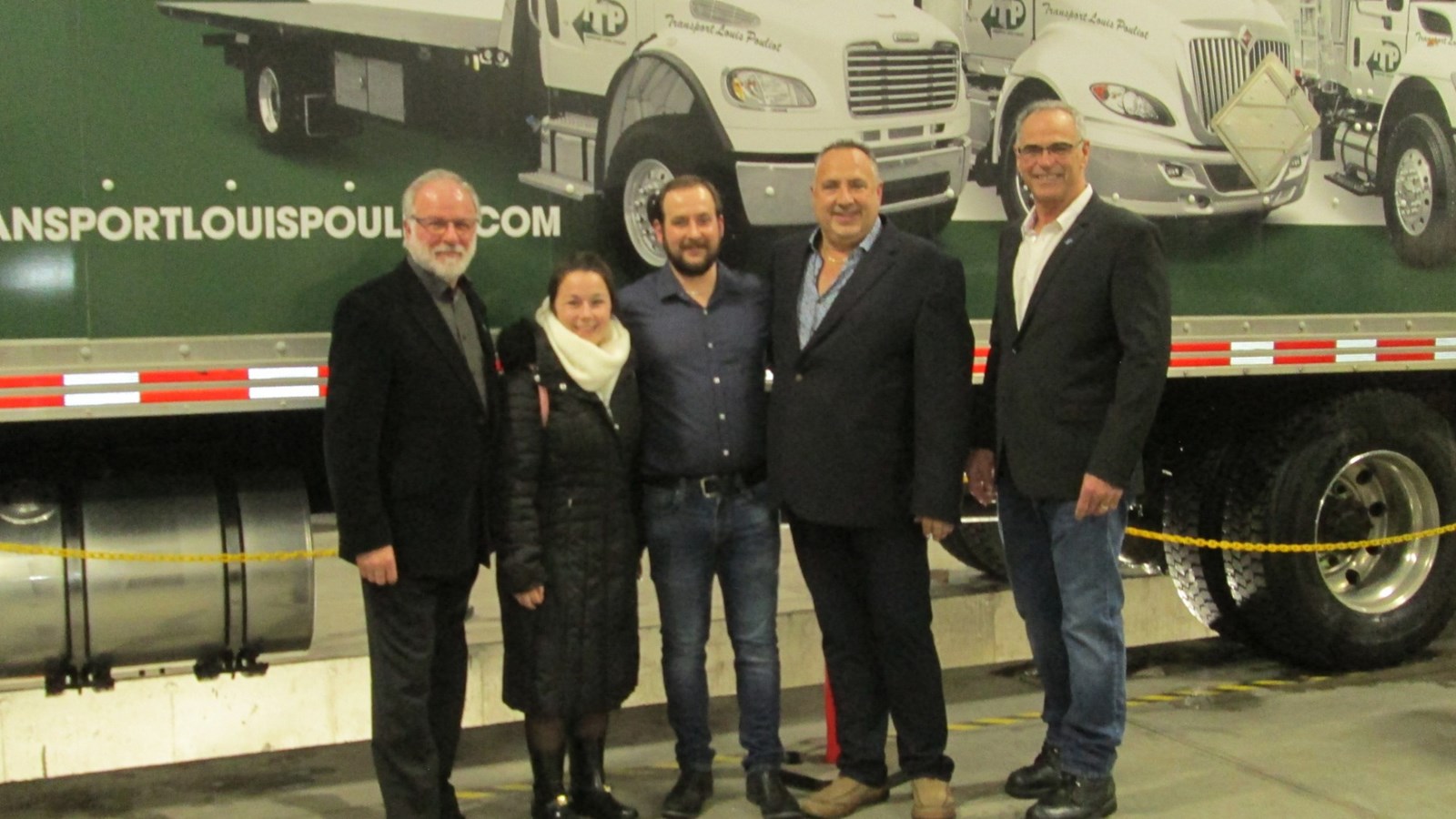 M. Bruno Tremblay, maire de Beauharnois, Mme Vickie Courchesne, attachée de M. Claude Reid député de Beauharnois, M. David Pouliot et M. Louis Pouliot de Transport Louis Pouliot inc. et M. Richard Dubuc, conseiller municipal avaient rendez-vous le 5 décembre dernier dans les nouveaux locaux de l'entreprise.