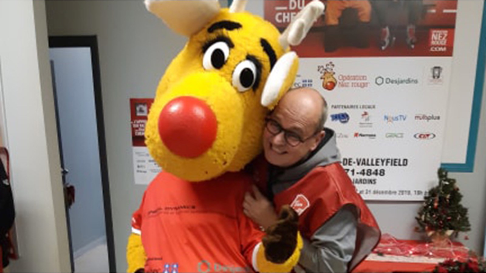 À titre de bénévole lors de la soirée des élus, le député de Beauharnois, Claude Reid a pris la pose avec l'invité le plus connu: Nez rouge, la mascotte officielle de l'organisme.