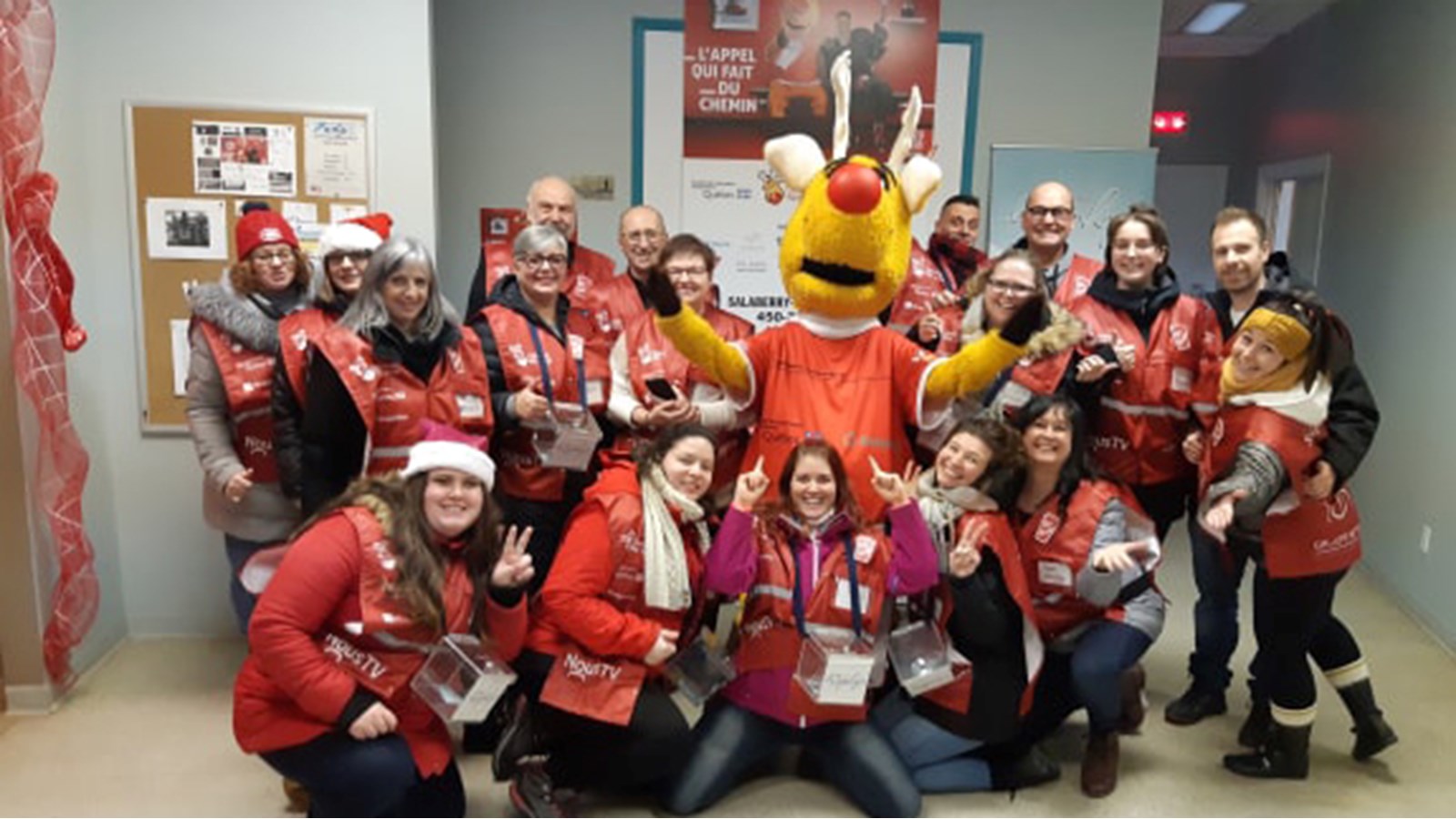 Le personnel des bureaux de Claude Reid et Claude DeBellefeuille et d'autres bénévoles présents ce soir-là posent avec Nez rouge.