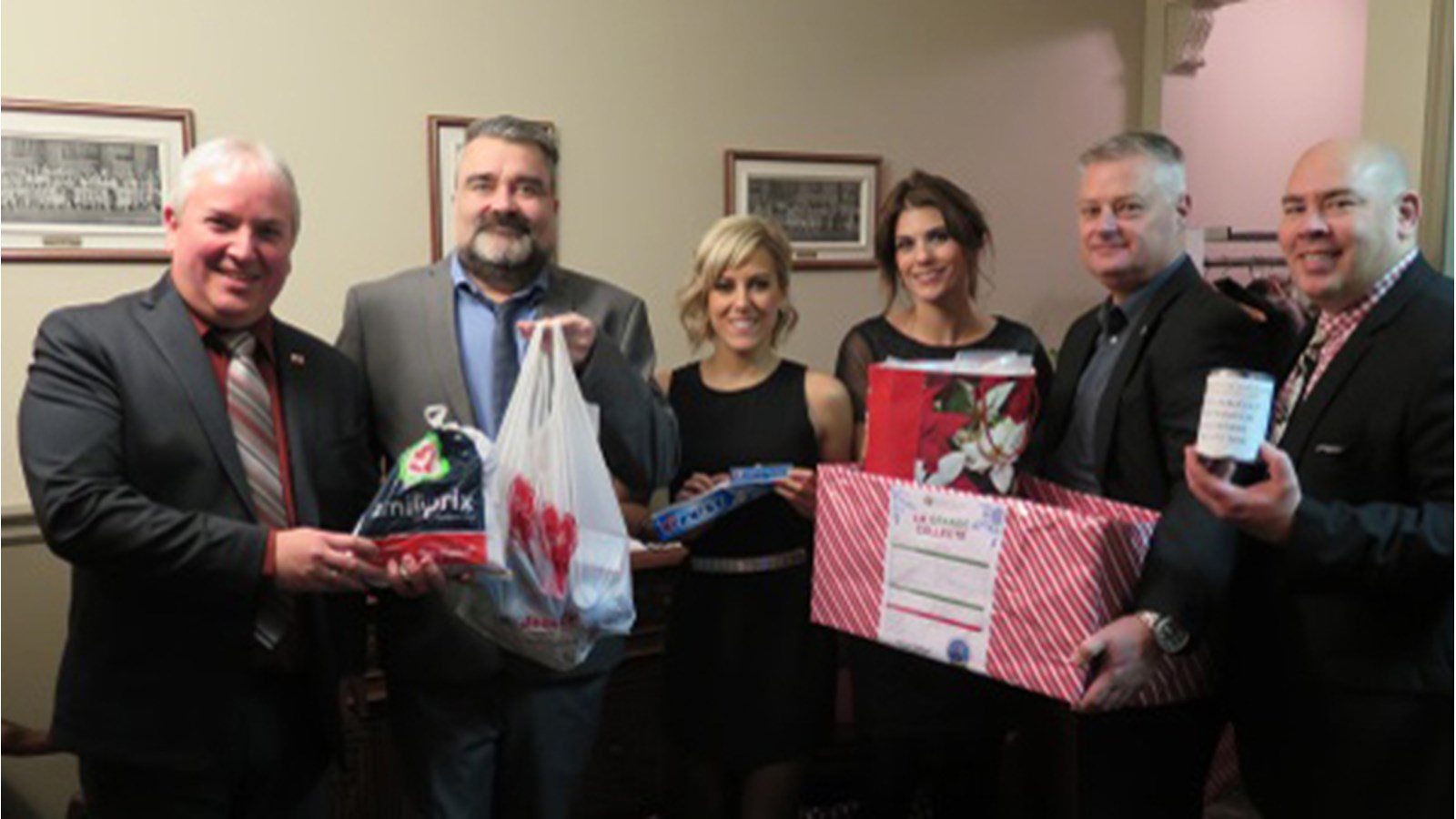 Les représentants de la Ville de Salaberry-de-Valleyfield ont amassé plusieurs denrées non périssables lors de cette soirée au profit de Moisson Sud-Ouest. 