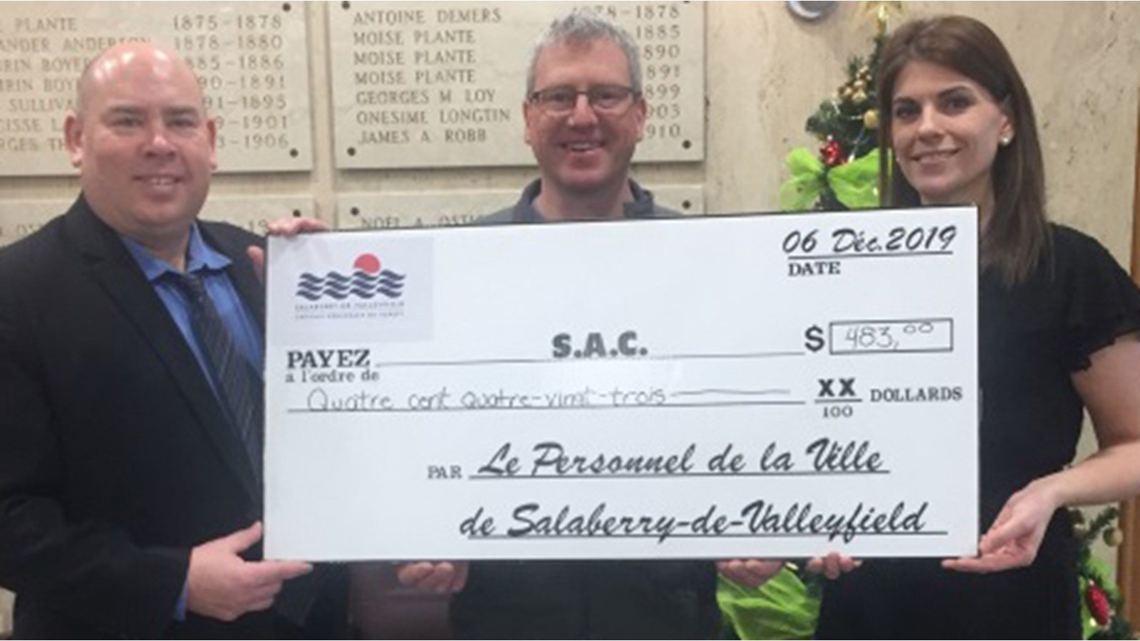 Le Service Alimentaire Communautaire a aussi reçu un chèque de 483 $ de l'administration municipale au terme de la soirée. 