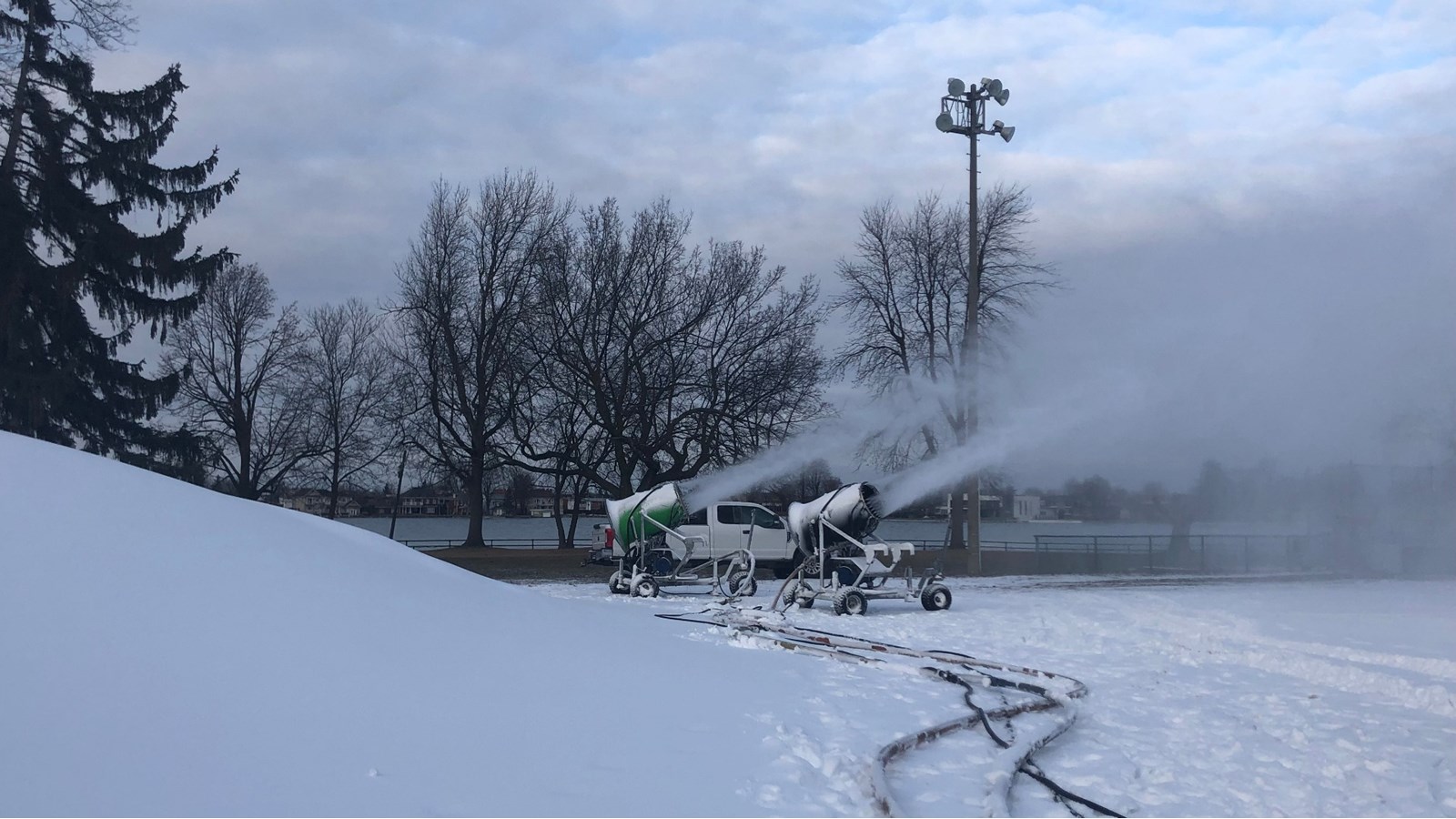 Rappelons que la Ville ne dispose pas des équipements nécessaires à la réalisation de ce projet annuel, mais elle fait à un entrepreneur spécialisé. Ainsi, les canons soufflent la neige artificielle durant 48 h, afin de former une immense butte.