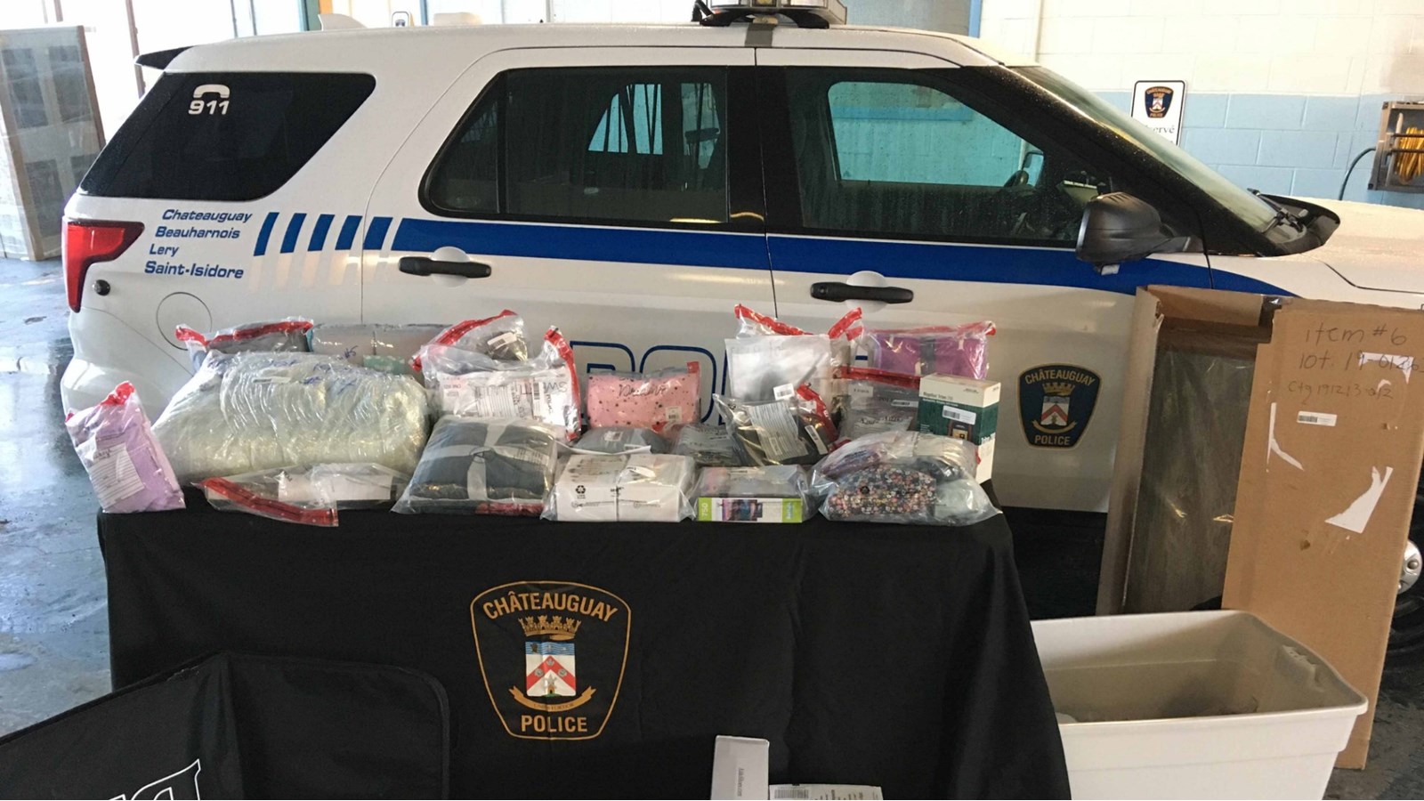 Une trentaine d'objets ont été saisis lors d'une première perquisition.