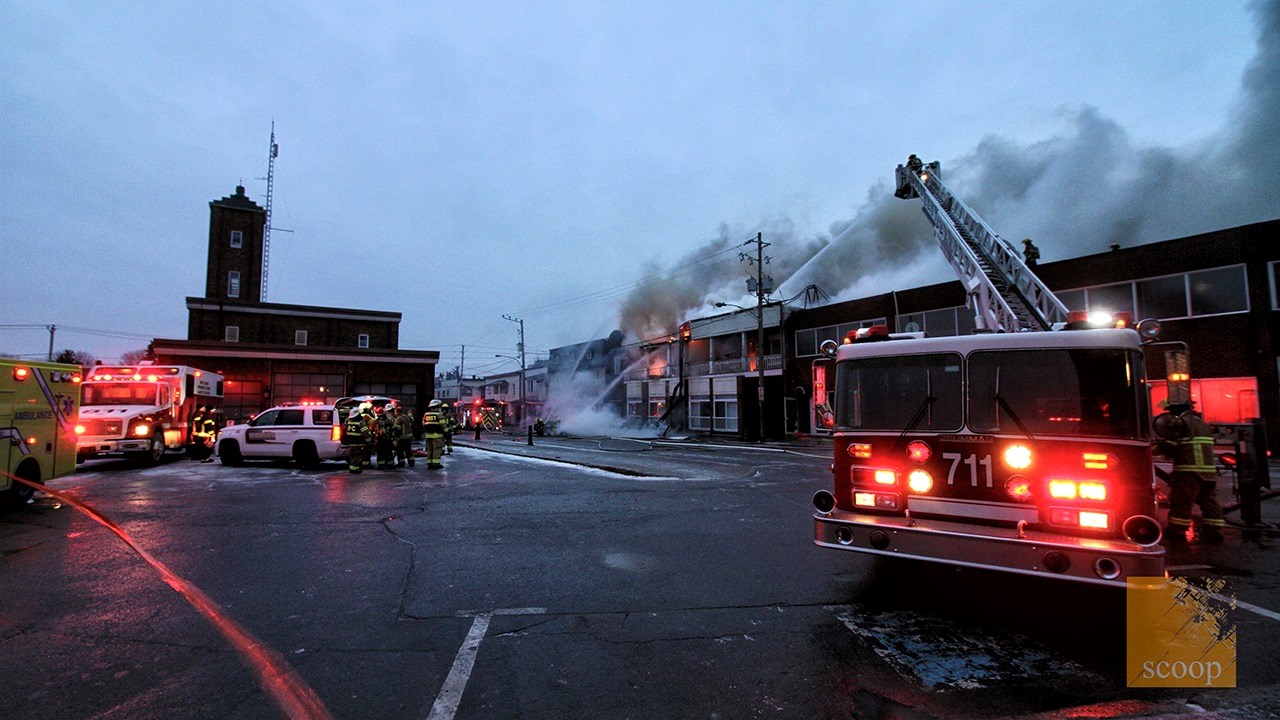 En cours: un incendie fait rage à Valleyfield
