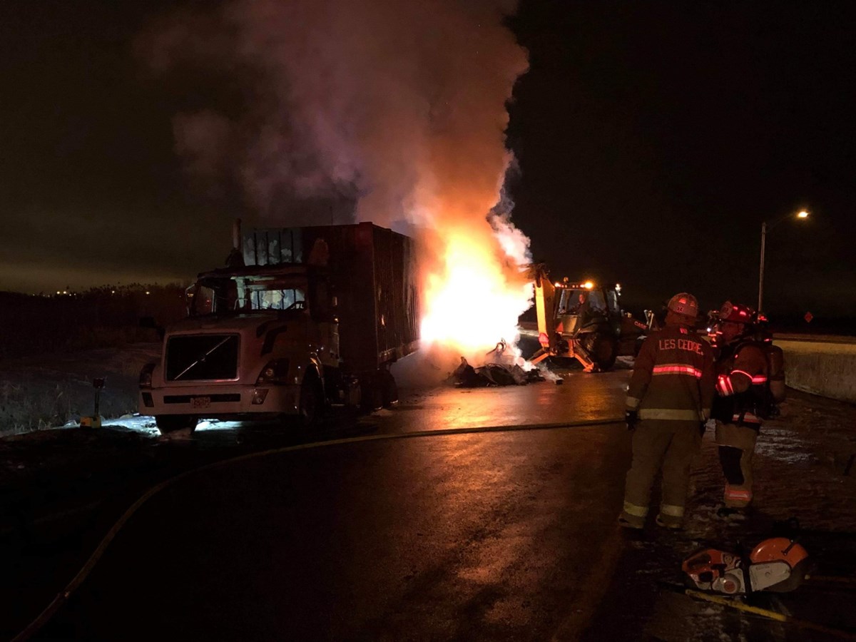 Semi-remorque en flammes sur l'autoroute 20 Ouest