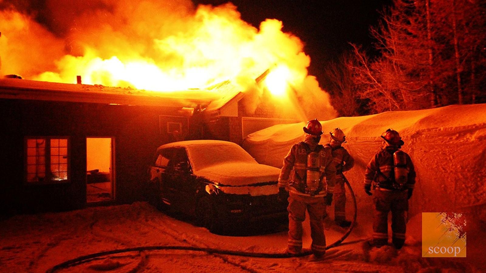 Une maison est ravagée par les flammes à Les Cèdres