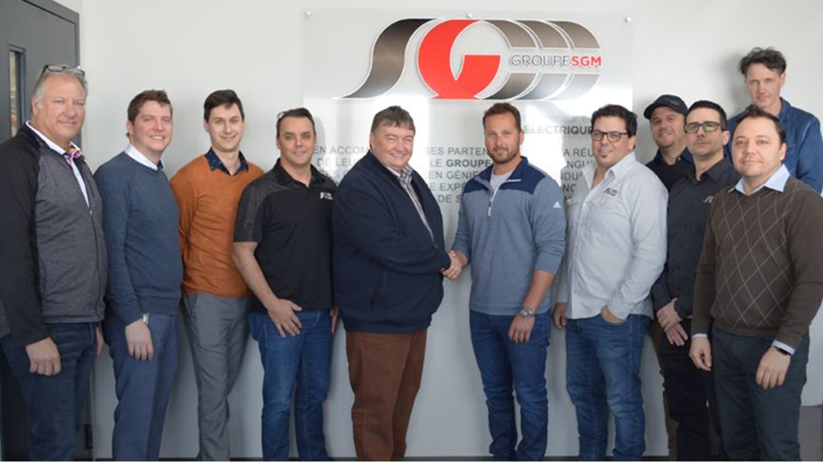 Les associés du Groupe SGM (de gauche à droite) : Mario Dubois, Alexis Veronneau, Jean-Philippe Boucher, Daniel Paré, Guy Niquette, président du Groupe SGM, Gabriel Clément, président de M.R. Tech et futur directeur du département d’électricité commerciale chez Groupe SGM, Martin Durette, Olivier Lalonde, Martin Daigneault, Jean-François Martin et Serge Larouche (derrière).