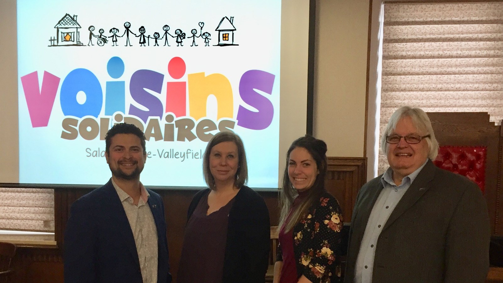 Le maire Miguel Lemieux, la coordonnatrice à la vie communautaire, Annie Jalbert-desforges, Elizabeth Gaulin du PRAQ et le conseiller du quartier Robert-Cauchon lancent l'invitation aux citoyens intéressés par cette démarche à embarquer la vague.