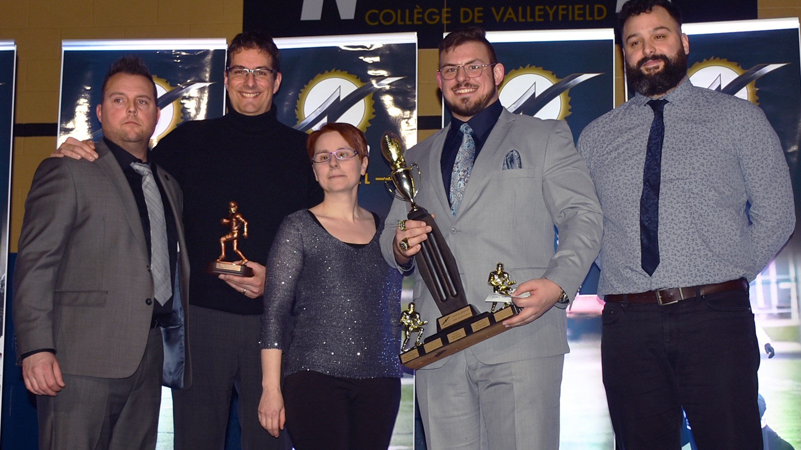 Patrick Nadeau, Entraîneur en chef, Dr. Gaétan Drolet, directeur médical – AXIO clinique médecine sportive de Vaudreuil, Dre Marie-Claude Leblanc - AXIO clinique médecine sportive de Vaudreuil,  David Aubé – joueur défensif de l’année, Axel Munger, coordonnateur défensif.