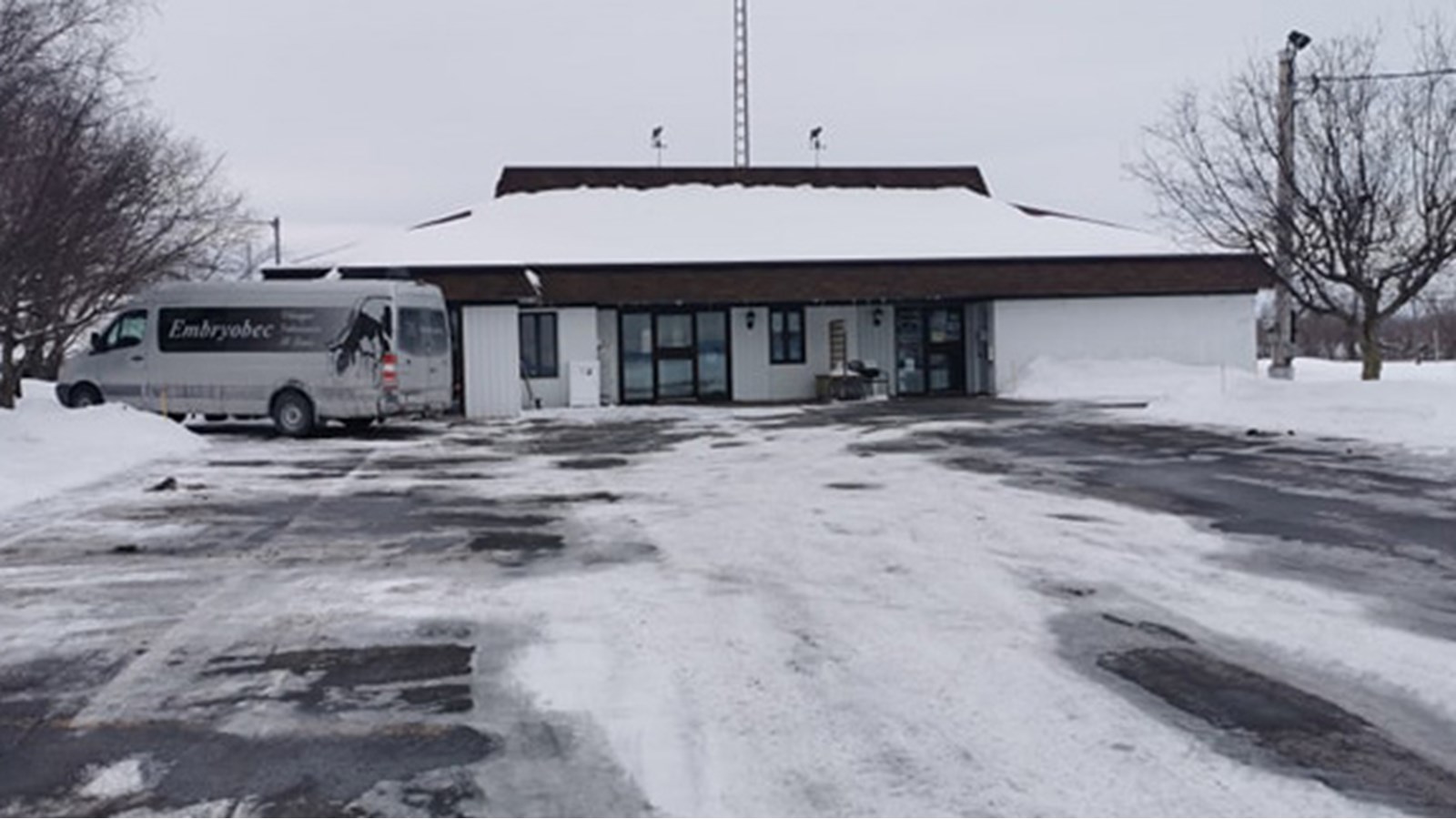 Au cours des prochaines semaines, Dre. Sauvé complètera l’embauche de personnel, déjà en cours, pour être apte à ouvrir les portes de la Clinique vétérinaire de St-Louis-de-Gonzague dès le 1er avril prochain. 
