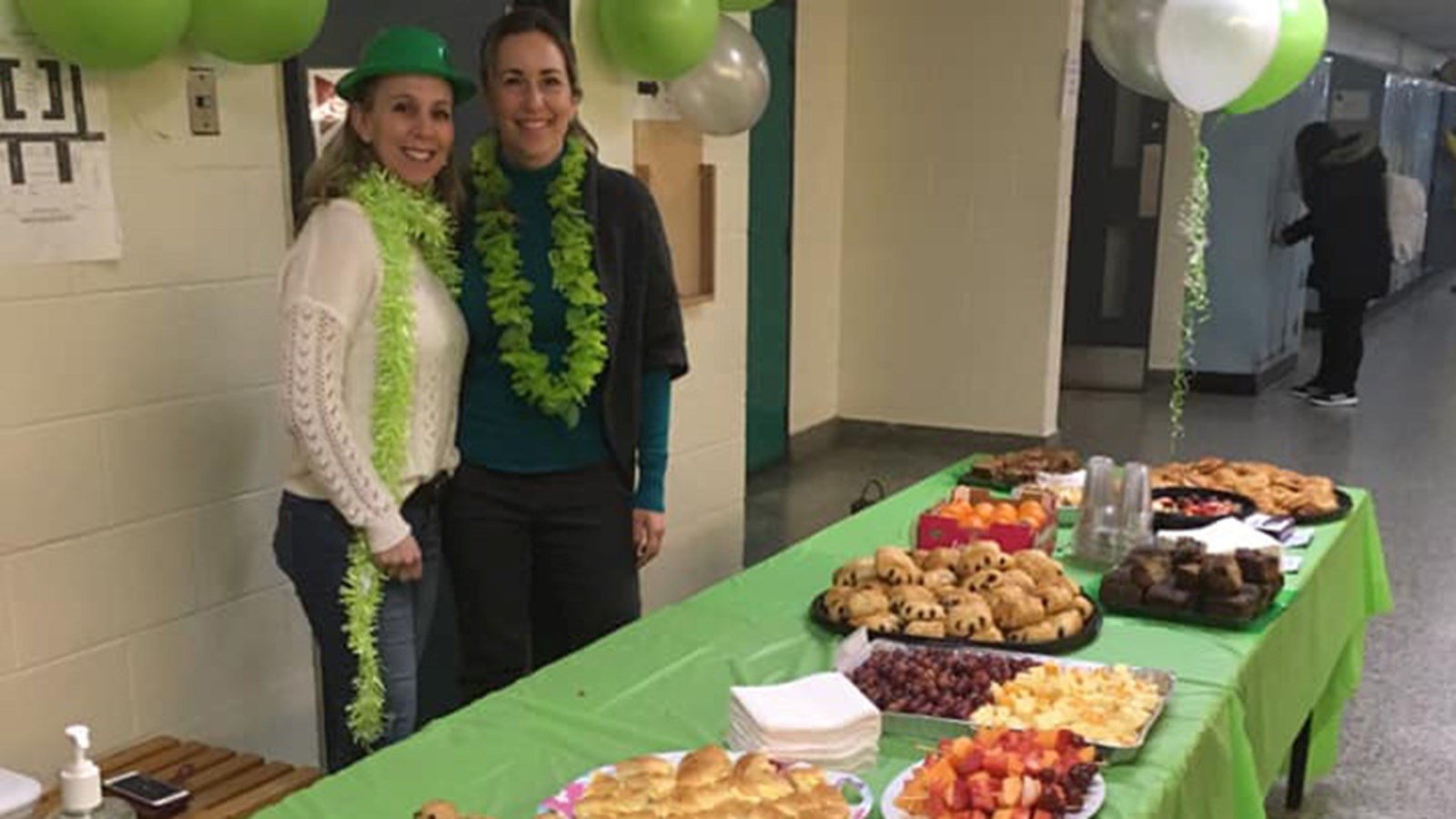Hier, soit mardi, les élèves ont dégusté un déjeuner préparé par chaque enseignant (muffins, croissants, etc.). Sur chaque plateau de nourriture, on retrouvait des mots d’encouragement et de persévérance destinés aux élèves de l’école.