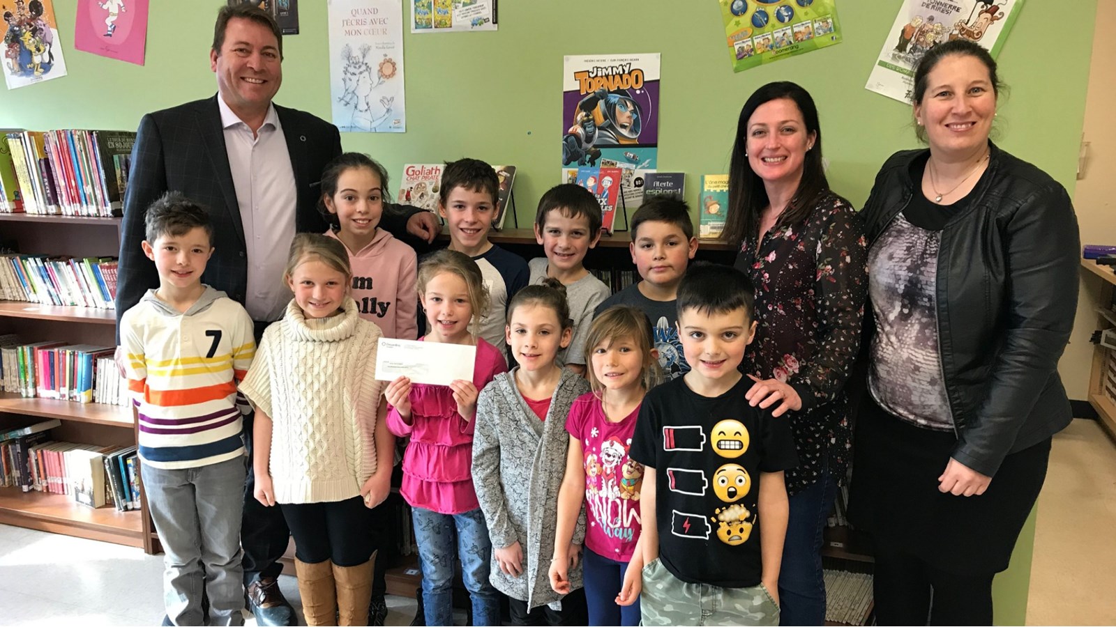 Serge Bernier, le directeur général de la Caisse populaire Desjardins de Beauharnois a pris la pose avec Annie Desrosiers, la directrice de l’école primaire Saint-Eugène et
quelques élèves de l’école lors de la remise officielle du chèque.