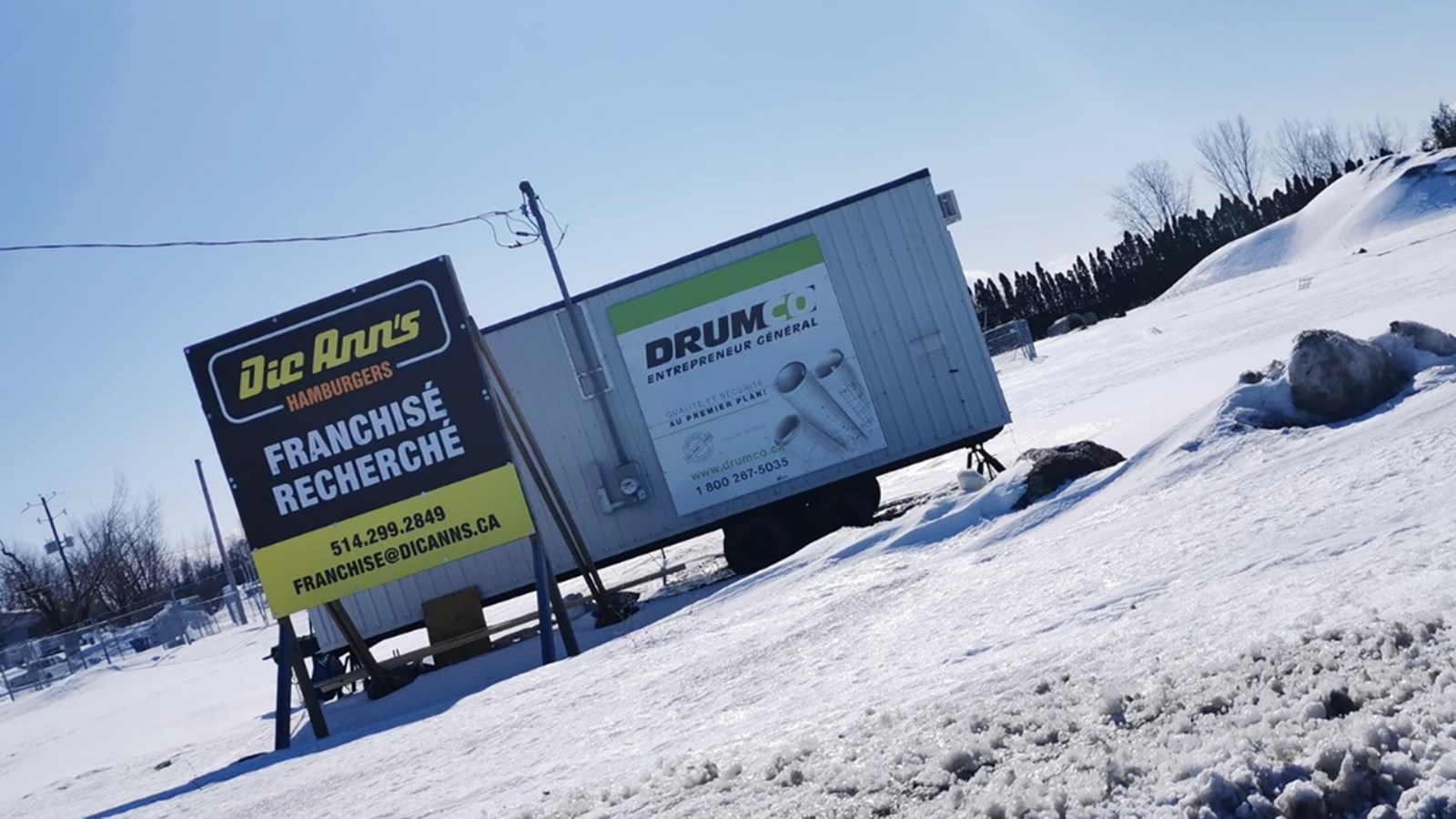 Dans les faits, la succursale Dic Ann’s de Salaberry-de-Valleyfield serait située à même une station service Ultramar, et à proximité d’une autre succursale de restauration.