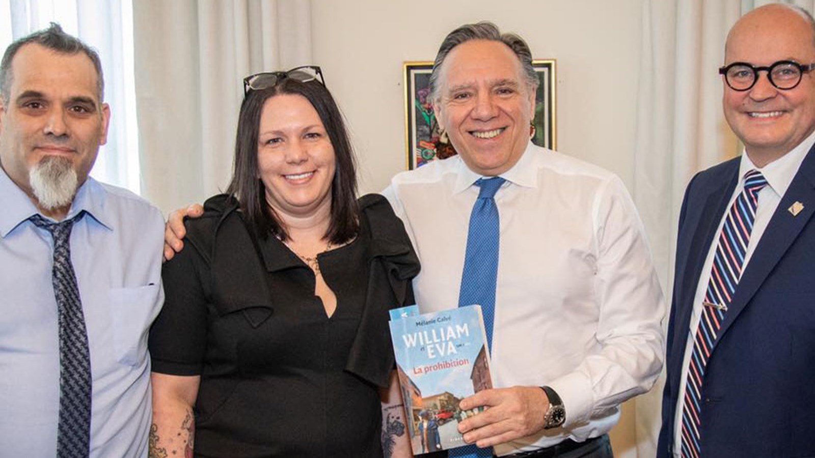 Accompagnée de son conjoint, Mélanie Calvé a pris la pose avec M. Legault et le député de Beauharnois, Claude Reid.