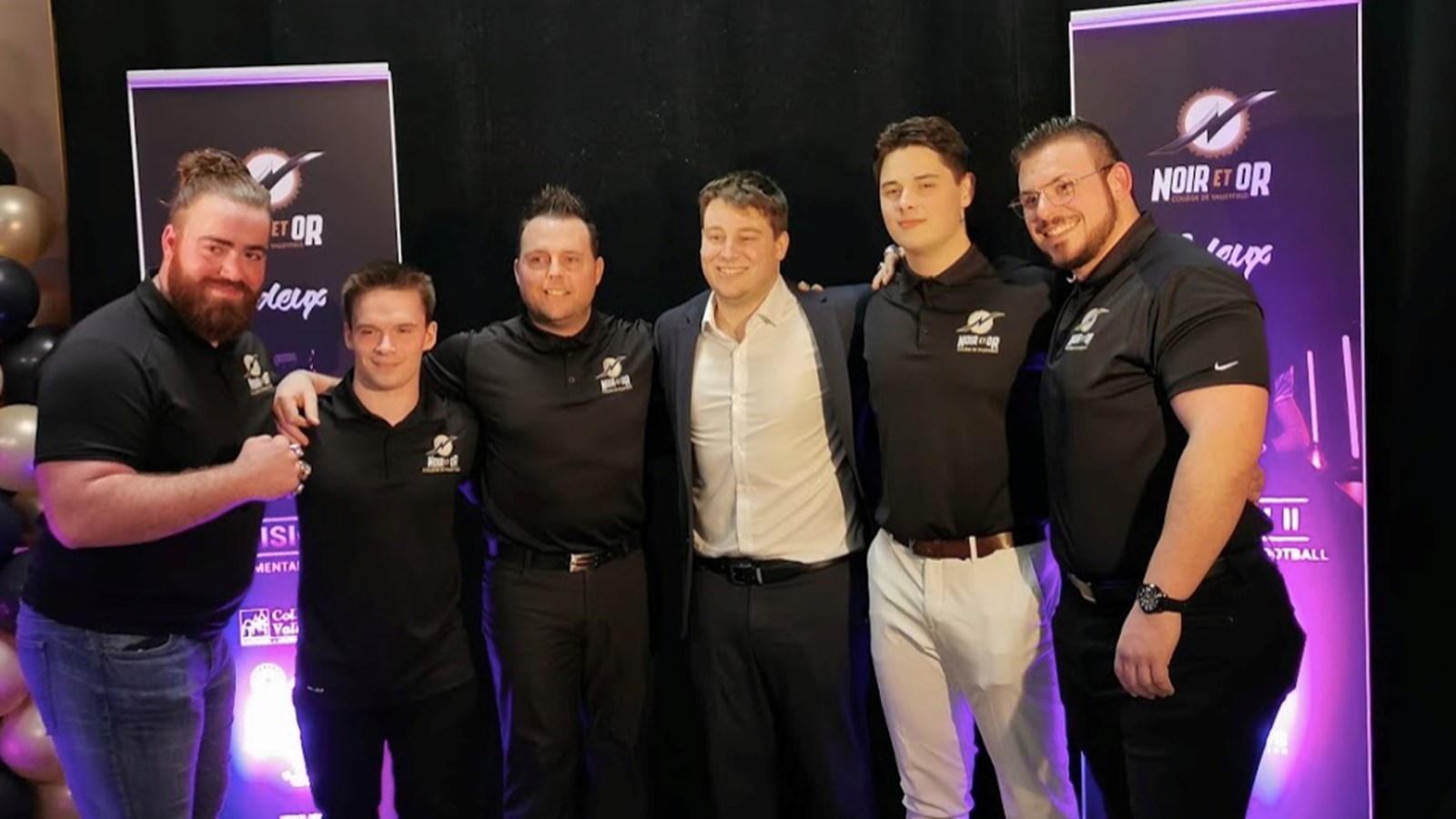 Division2 suit le quotidien de quatre joueurs du Noir et Or. Ces derniers posent avec le coach Patrick Nadeau (3e à partir de la gauche) et le réalisateur Jérémie Jeannotte (4e à partir de la gauche).