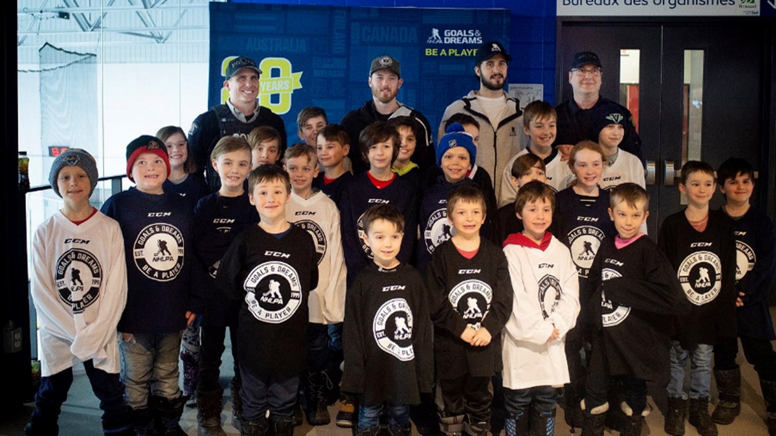 Tout récemment, 25 élèves du primaire de Salaberry-de-Valleyfield ont eu la chance de rencontrer les numéros 24 et 41 des Canadiens de Montréal, soit Phillip Daneault et Paul Byron, en plus d’assister à une séance d’entraînement du tricolore.