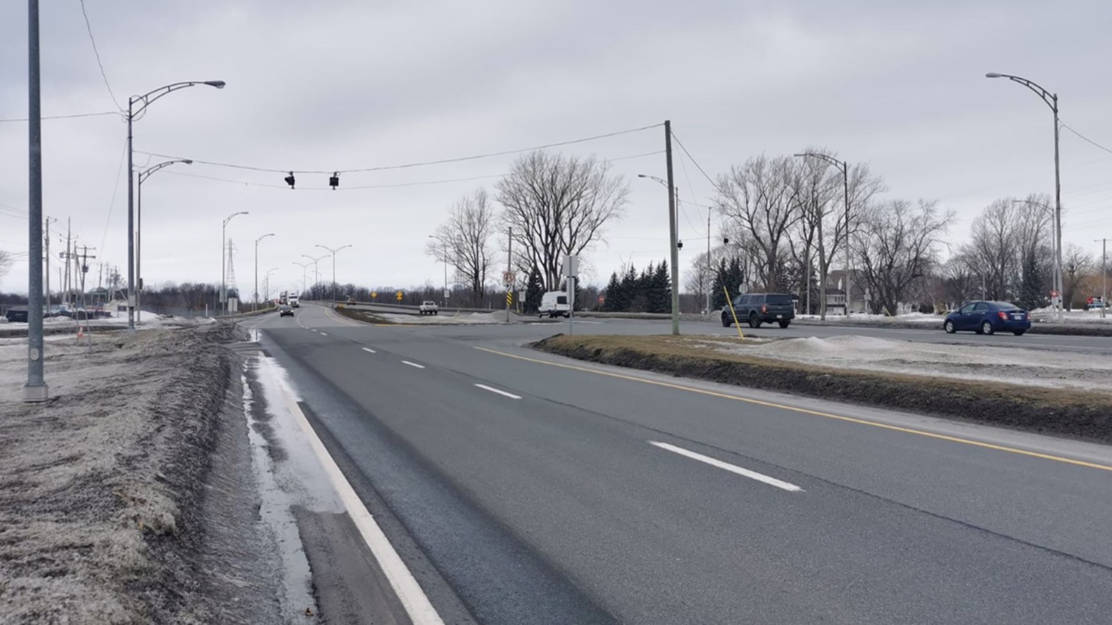 Rappelons que la bande cyclable prendra place du côté sud du pont Monseigneur-Langlois, à Salaberry-de-Valleyfield. Ce projet a pris naissance à la suite de la décision d'Hydro-Québec d'effectuer d'importants travaux sur ses installations hydroélectriques pendant les prochaines années. 