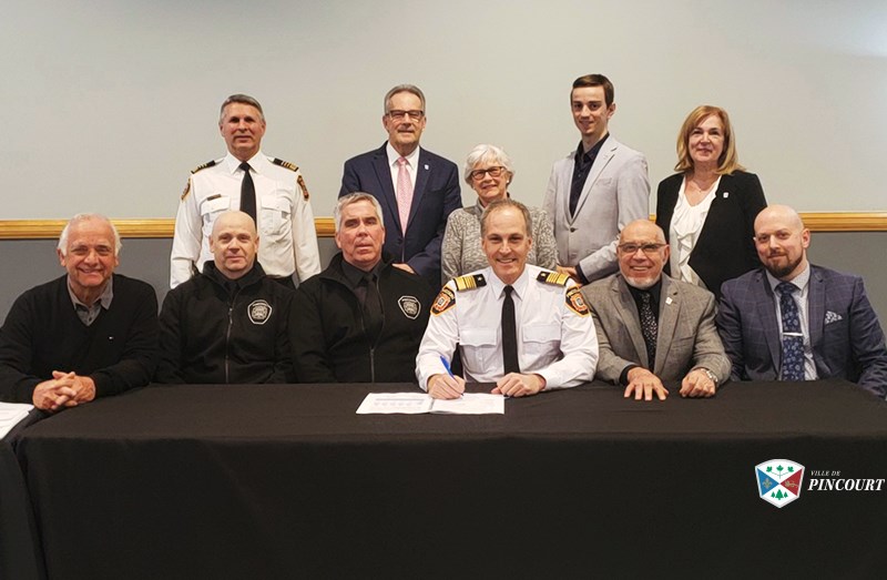 Les pompiers de Pincourt signent leur nouvelle convention