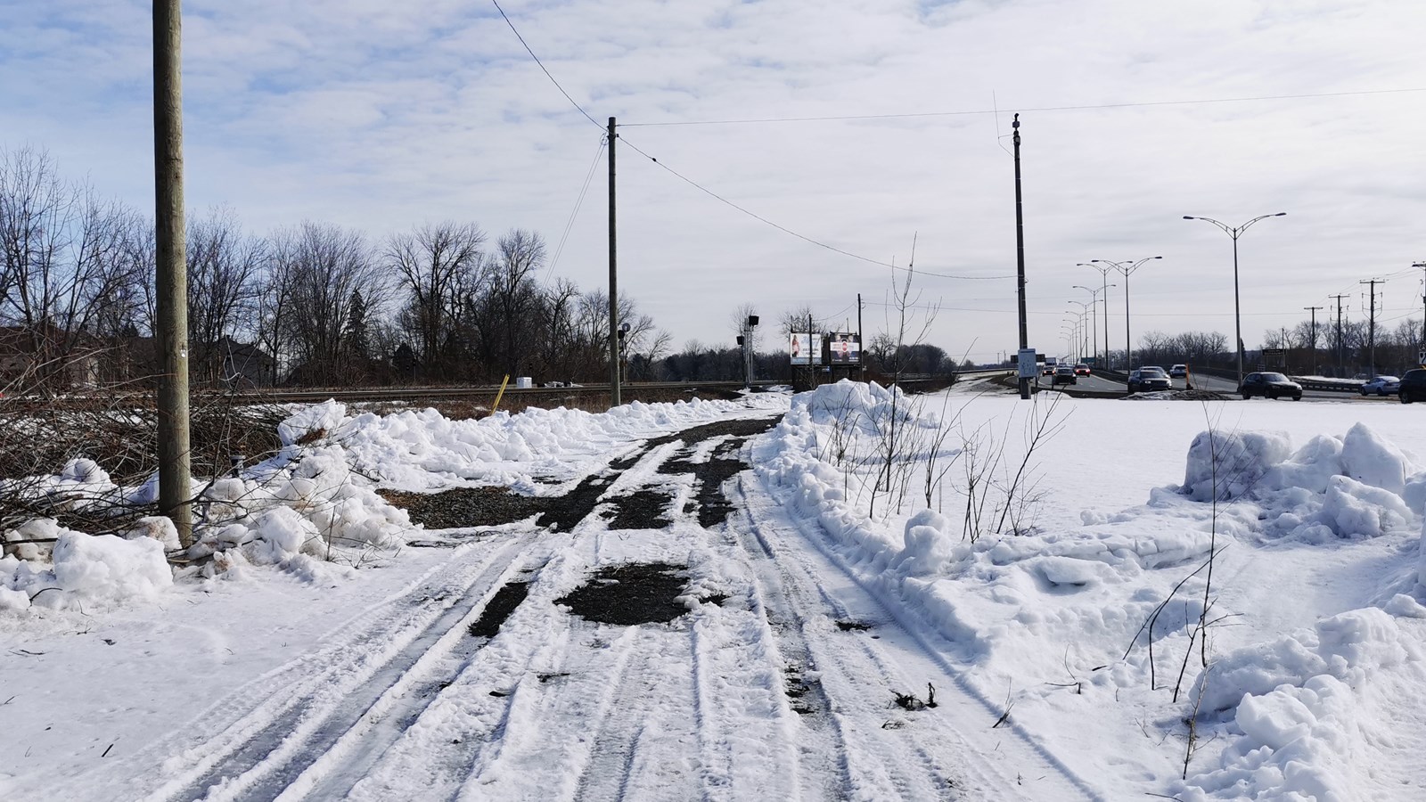 Ainsi, selon les premiers plans présentés, l’accès à cette voie serait possible dès la sortie du pont Taschereau en direction ouest. La sortie se trouverait quant à elle, à l’intersection de la route 342 et l’actuel boulevard Harwood, où serait aménagé un carrefour giratoire. 

