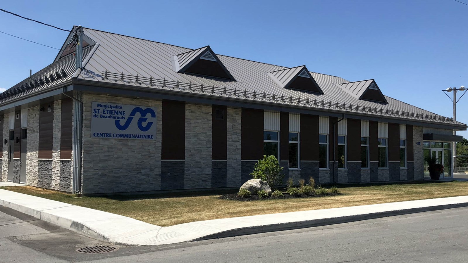 L'accès à tous les bâtiments municipaux de Saint-Étienne-de-Beauharnois, soit la bibliothèque, le centre communautaire et la mairie est restreint exclusivement aux employés municipaux pour une période indéterminée.
