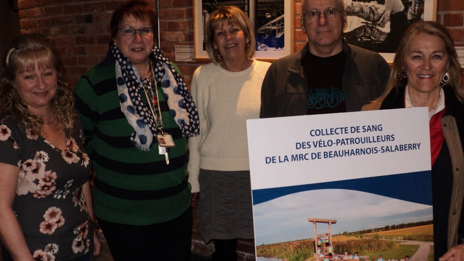On identifie sur la photo, les vélos-patrouilleurs, Linda Hurteau et Céline Boileau, Carole Vallée, conseillère en organisation de collecte de sang chez Héma-Québec, ainsi que les vélos-patrouilleurs Gérald Gauthier et Claire Primeau.