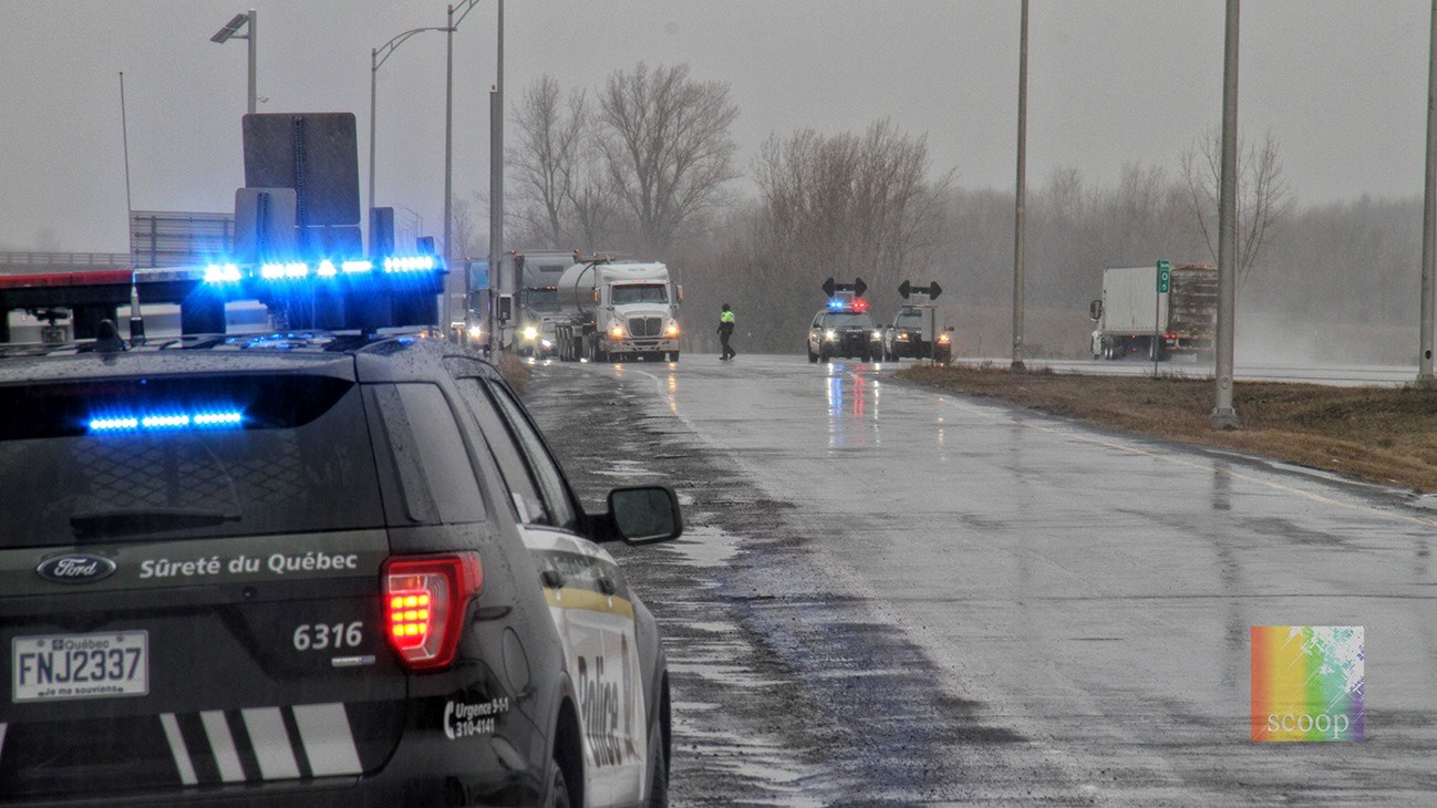 Point de contrôle sur l'autoroute 20 est, à Rivière-Beaudette