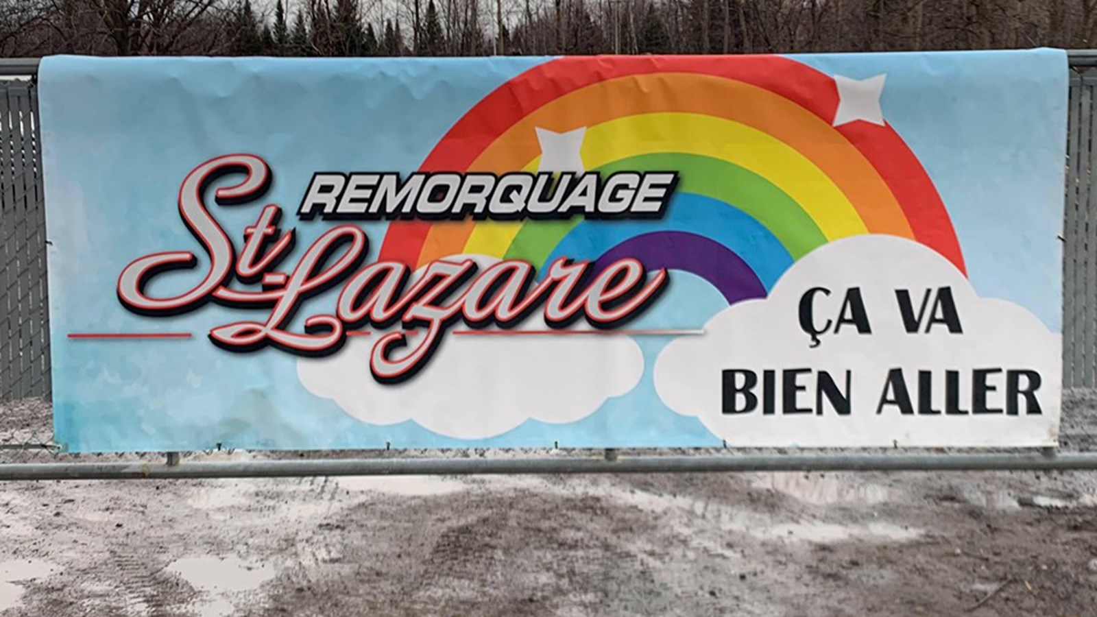 Le propriétaire de l’entreprise, Simon Desmarais a fait faire, au cours des derniers jours, un drapeau géant arborant ce symbole coloré et son slogan.