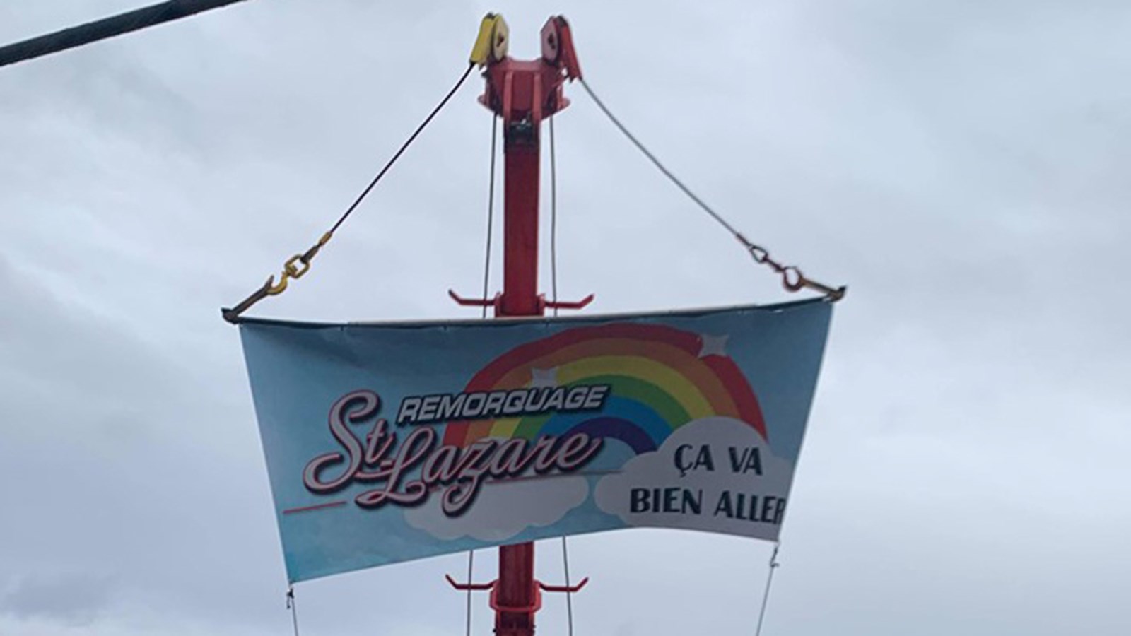 Le propriétaire de l’entreprise, Simon Desmarais a fait faire, au cours des derniers jours, un drapeau géant arborant ce symbole coloré et son slogan. Il a accroché celui-ci au sommet d’une remorqueuse qu’il a stationnée en bordure de la route de la Cité-des-Jeunes, artère routière qui accueille son lot de circulation au quotidien.