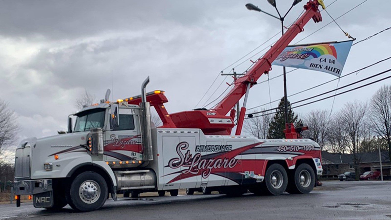 Le propriétaire de l’entreprise, Simon Desmarais a fait faire, au cours des derniers jours, un drapeau géant arborant ce symbole coloré et son slogan. Il a accroché celui-ci au sommet d’une remorqueuse qu’il a stationnée en bordure de la route de la Cité-des-Jeunes, artère routière qui accueille son lot de circulation au quotidien.