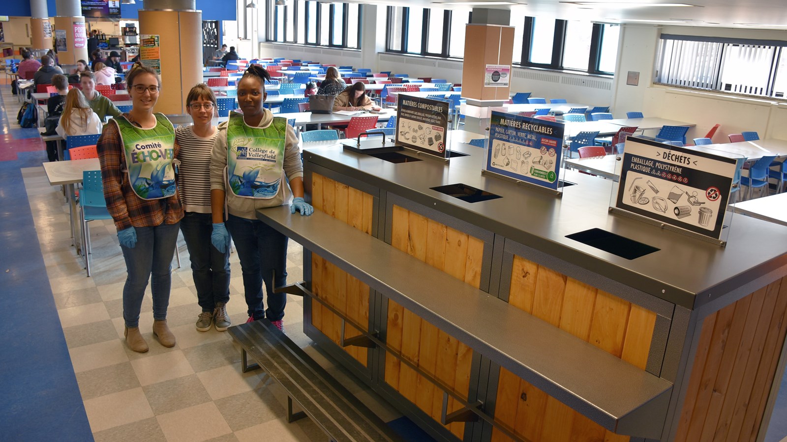 Amélie Delisle, technicienne en loisirs volet environnement, accompagnée par deux membres de l’escouade verte du Cégep de Valleyfield.