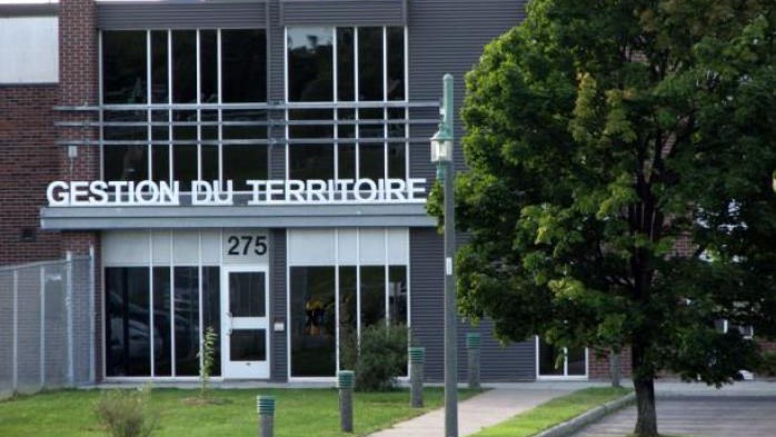 Les bureaux physiques demeurent, pour le moment, fermés au public dans le but d’éviter au maximum les rencontres en personne.