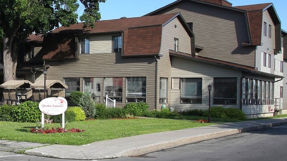 Le premier, où la situation est plus critique est la Résidence Quatre Saisons de Salaberry-de-Valleyfield, située sur la rue Académie. Celle-ci est classée « rouge », soit comme ayant au moins 25 % de ses résidents infectés.