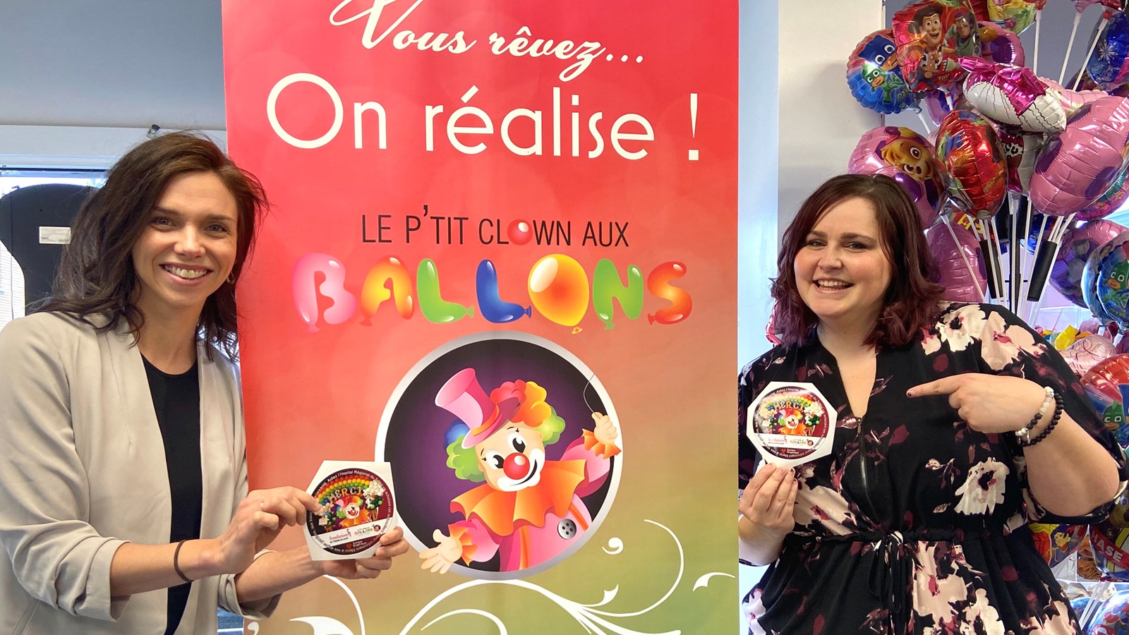 Michèle Cyr Lemieux, directrice générale de la Fondation de l’Hôpital du Suroît prend la pose avec la propriétaire de l'entreprise, Stéphanie Ouellette.