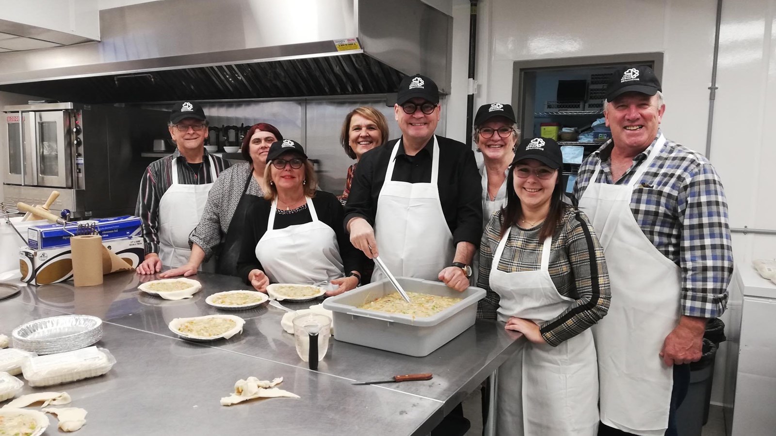Plus tôt cette année, M. Reid s'est rendu dans les locaux du Centre d'action bénévole de Beauharnois le temps de cuisiner quelques tartes.
