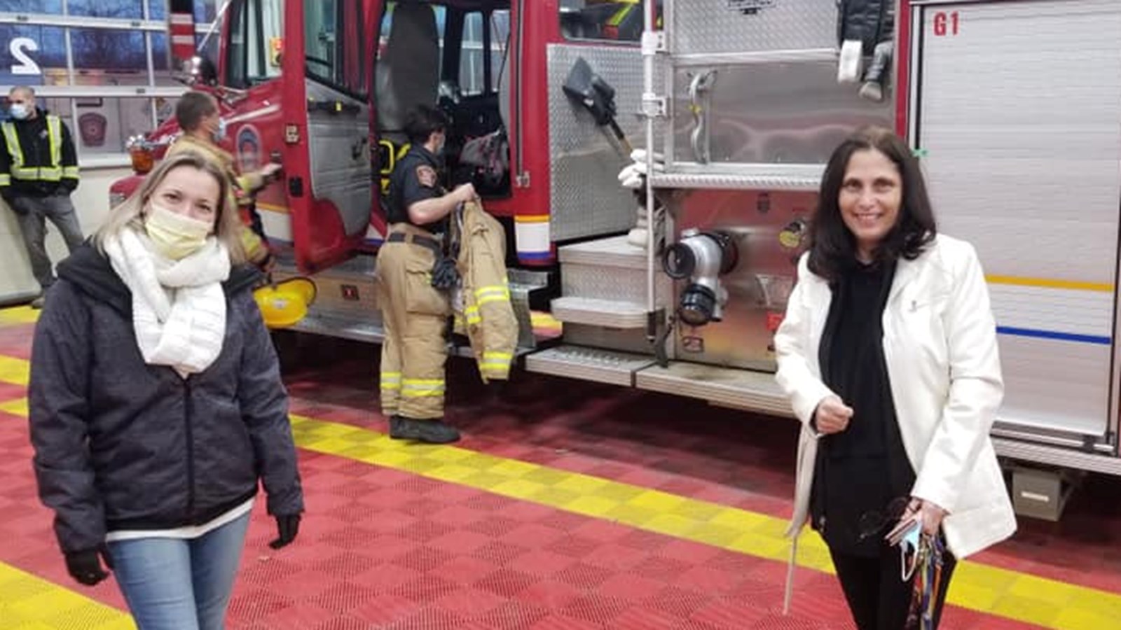 La mairesse de Coteau-du-Lac, Andrée Brosseau de même que la députée de Soulanges Marilyne Picard étaient sur place pour cet hommage bien senti. Ici, elles prennent la pose à la caserne incendie de Coteau-du-Lac avant l'activité.