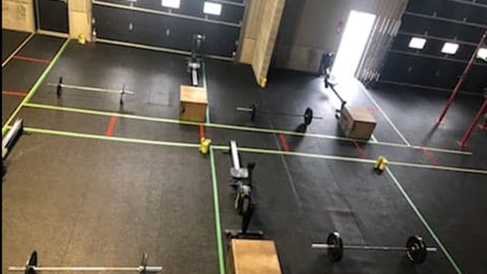 Jeanie Harbour a délimité des zones claires au sein de son entreprise en vue d'une réouverture prochaine. Chaque carré vert équivaut à la zone de 150 pieds carrés alloué à chaque client pour son entraînement. En rouge, on retrouve les zones où les clients pourront circuler en respectant une distanciation de 2 mètres.