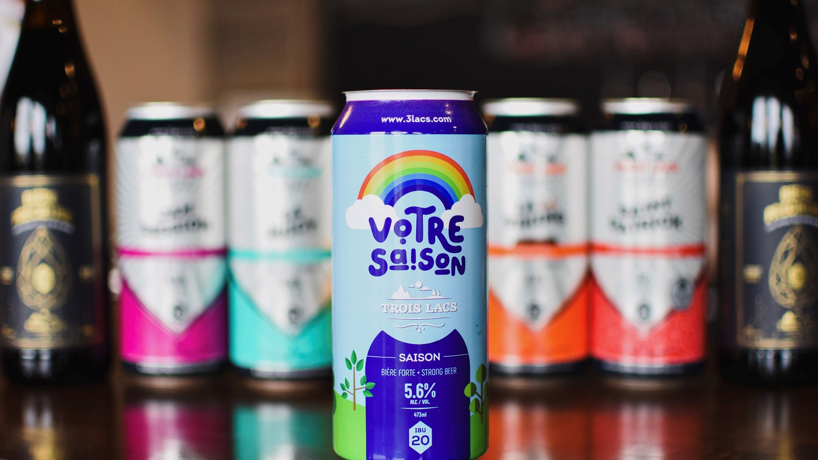 La bière Votre saison s'ajoute temporairement aux autres bières produites par la Microbrasserie Trois-Lacs de Vaudreuil-Dorion et sera offerte en quantité limitée.
