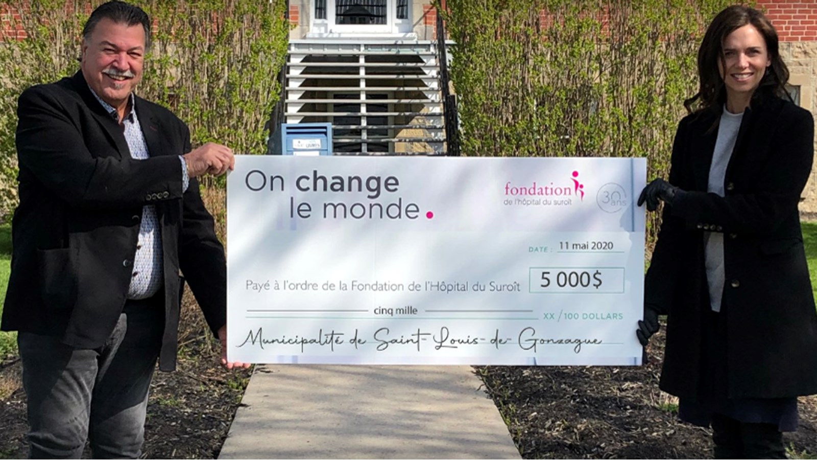 Yves Daoust, maire de Saint-Louis-de-Gonzague pose lors de la remise officielle aux côtés de Michèle Cyr-Lemieux, directrice générale de la Fondation.