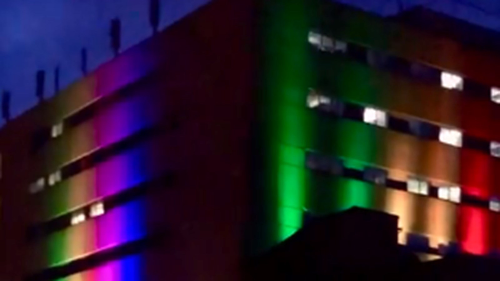 Depuis hier, soit le 12 mai, deux façades de l’établissement de santé sont illuminées de faisceaux lumineux reprenant les couleurs du maintenant désigné symbole de la pandémie de COVID-19 : l’arc-en-ciel.