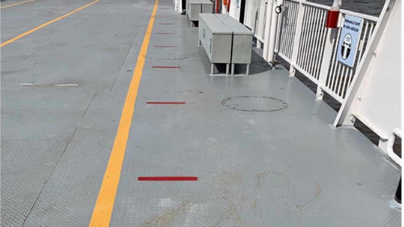 Le nombre de piétons et cyclistes admis à bord des traversiers sera contrôlé de manière à assurer la distanciation sociale de deux mètres tel qu'illustré par les rubans rouges.